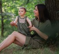 BabyandMeShadyTree_Logo.jpg A woman and baby under a tree