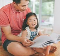 Kids1000bookskindergarten_logo.jpg A child and her father reading a book together