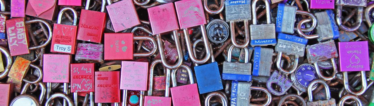 break-in-bags-hero.jpg locks in various colours